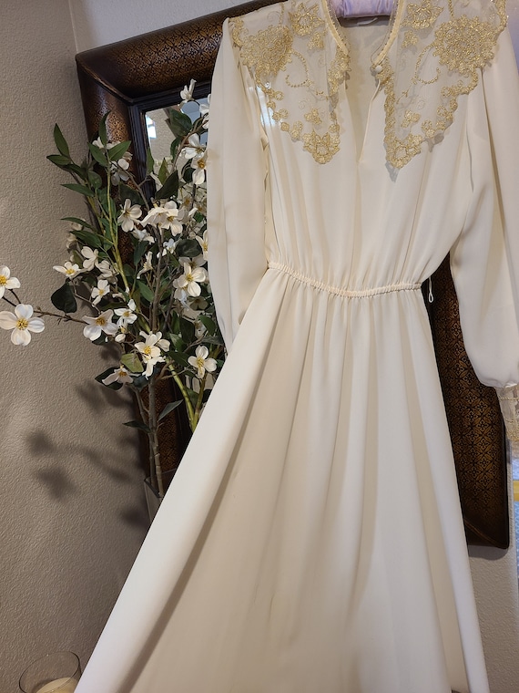 chinese dress ladies Marie Antoinette Dress and Cream Rococo Ball Gown – Vintage Lace Corset Dress with Ruffle Sleeves and Tiered Skirt Size 26W / Cream