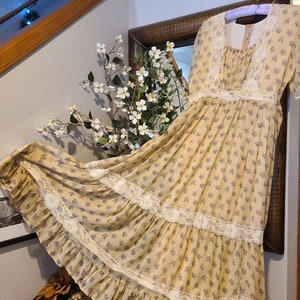 Vintage Romantic Floral Maxi Dress