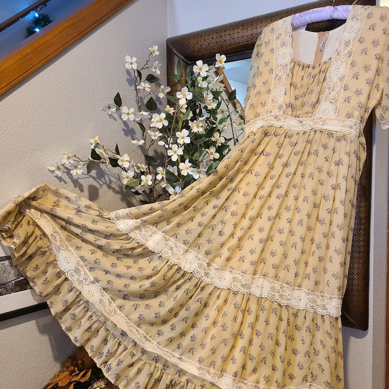 Vintage Sleeveless Floral Dress