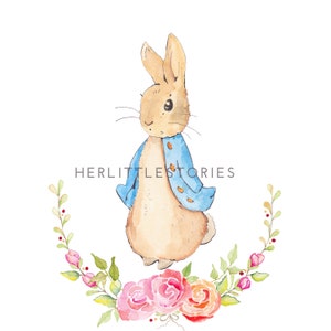Peut inclure: Illustration aquarelle de Lapin de Pâques portant une veste bleue avec des boutons dorés. Il se tient sur une couronne de feuilles vertes et de fleurs roses. Le texte "HERLITTLE STORIES" est écrit en arrière-plan.