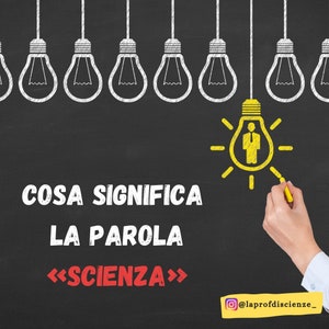 Può includere: Una lavagna con il testo "Cosa significa la parola <<Scienza>>" scritto con il gesso bianco. Una lampadina gialla con un omino al suo interno è disegnata sulla lavagna, con una mano che tiene un pezzo di gesso giallo accanto. Ci sono sette lampadine disegnate sopra il testo, tutte con il gesso bianco.
