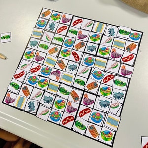 Può includere: Un tabellone di gioco colorato con 64 caselle, ciascuna con un'illustrazione diversa di un organello cellulare. Le illustrazioni sono di vari colori, tra cui verde, blu, rosso e giallo. Il tabellone di gioco è fatto di cartoncino bianco ed è perfetto per scopi educativi.