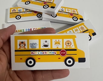 Peut inclure: Boîtes de faveur en forme de bus scolaire jaune avec des illustrations d'animaux et le texte "Matt's 2nd Birthday".