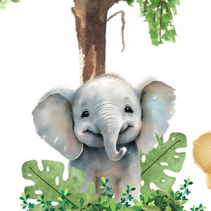 Può includere: Un'illustrazione ad acquerello di un adorabile cucciolo di elefante in piedi in un ambiente di giungla. L'elefante è grigio con grandi orecchie e un sorriso amichevole. L'elefante è circondato da una lussureggiante vegetazione verde e un tronco d'albero marrone.