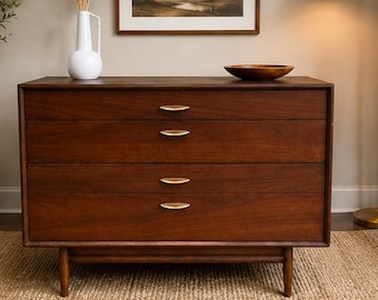 Mesita de noche/cómoda de madera maciza Drexel MCM