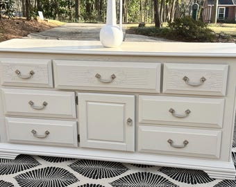 Cómoda elegante de madera maciza color beige arena, extragrande de 70 pulgadas.