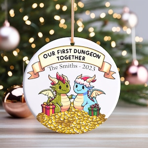 Anpassad DND-prydnad. Vår första fängelsehåla tillsammans, drakar som firar jul tillsammans. Anpassa med text, rolig DND-present till nytt hus.