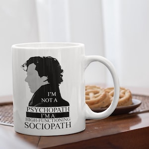 Kubek Sherlock Holmes. Nie jestem psychopatą, jestem wysokofunkcjonalnym socjopatą. Holmes, kubek Baker Street o pojemności 11/15 uncji.