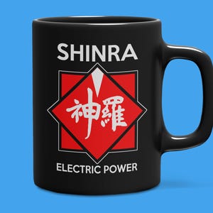 Könnte beinhalten: Schwarze Keramik-Kaffeetasse mit einem weißen Shinra-Logo und dem Text "Electric Power". Das Logo zeigt einen roten Stern mit japanischen Schriftzeichen in der Mitte.