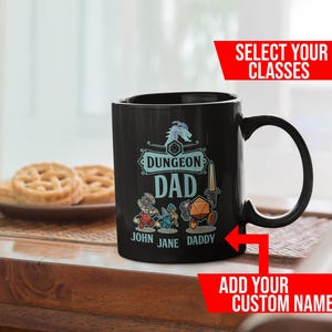 Peut inclure: Mug en céramique noire avec un motif blanc qui dit "Dungeon Dad" avec un dragon, une épée et des dés. La tasse a trois petits personnages avec les noms "John", "Jane" et "Daddy" en dessous.