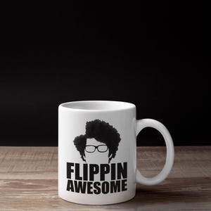 Puede incluir: Taza de cerámica blanca con una silueta negra de una persona con el pelo rizado que lleva gafas y el texto "FLIPPIN AWESOME" impreso en la parte delantera.