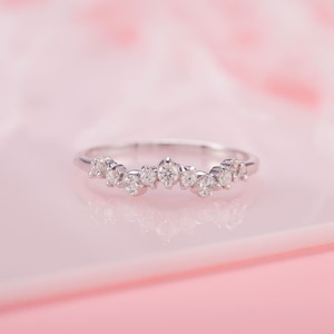 Silver cluster curved wedding band, Minimalist dainty wedding band, Curved engagement ring, Curved promise ring silver, Anniversary ring