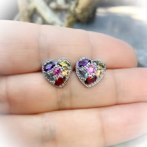 Sterling Silber Multicolor CZ Herz Ohrringe: Gepunktete Prong Ohrstecker