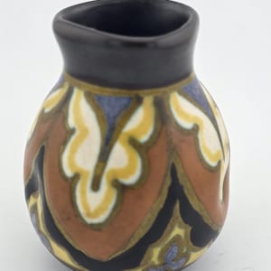 Jarrón vintage de cerámica Gouda: Art Déco holandés floral pintado a mano