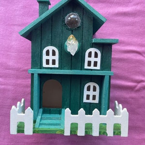 Spirit House con cristales de recarga espiritual.