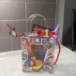 K&ouml;nnte beinhalten: Ein Set aus drei Keramikbechern mit gesprenkelter, matter Oberfl&auml;che. Die Becher sind in den Farbt&ouml;nen Creme, Hellgrau und Dunkelgrau gehalten. Jeder Becher hat ein schlichtes, minimalistisches Design und einen abgerundeten Henkel.