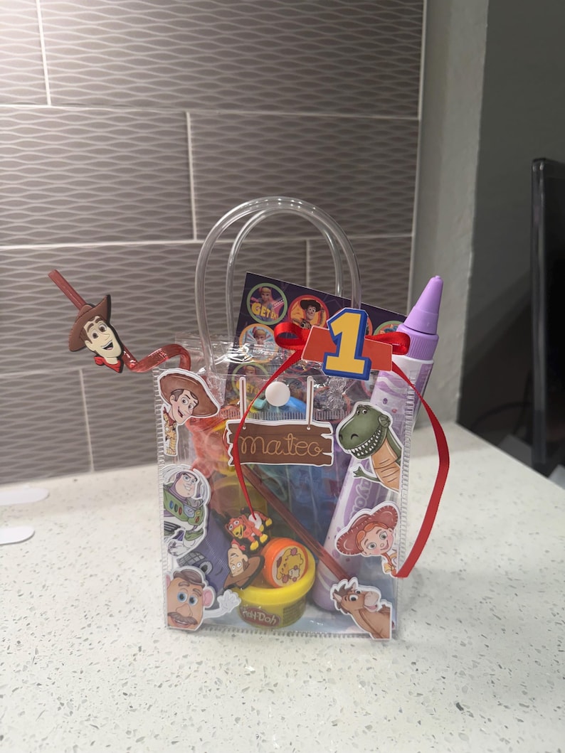 K&ouml;nnte beinhalten: Ein Set aus drei Keramikbechern mit gesprenkelter, matter Oberfl&auml;che. Die Becher sind in den Farbt&ouml;nen Creme, Hellgrau und Dunkelgrau gehalten. Jeder Becher hat ein schlichtes, minimalistisches Design und einen abgerundeten Henkel.