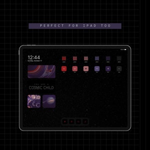 K&ouml;nnte beinhalten: Ein schwarzer iPad-Bildschirm mit einem dunklen Weltraumhintergrund und einem Sternenmuster. Die Uhrzeit ist 12:44 und das Datum ist Sonntag, der 17. Oktober. Der Text "You are a Cosmic Child" wird auf dem Bildschirm angezeigt. Es gibt mehrere App-Symbole in einem Raster auf dem Bildschirm. Die Symbole sind in verschiedenen Rot-, Rosa- und Lilat&ouml;nen.