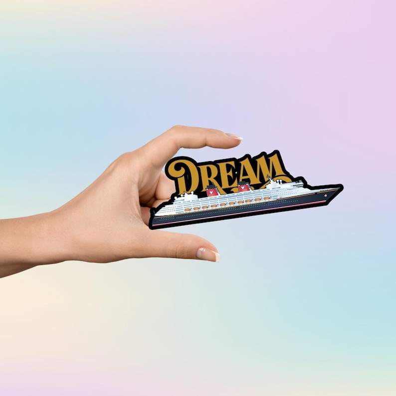 Puede incluir: Una pegatina de un crucero en blanco y negro con la palabra "DREAM" en letras doradas. La pegatina tiene detalles en rojo y negro, sobre un fondo pastel.