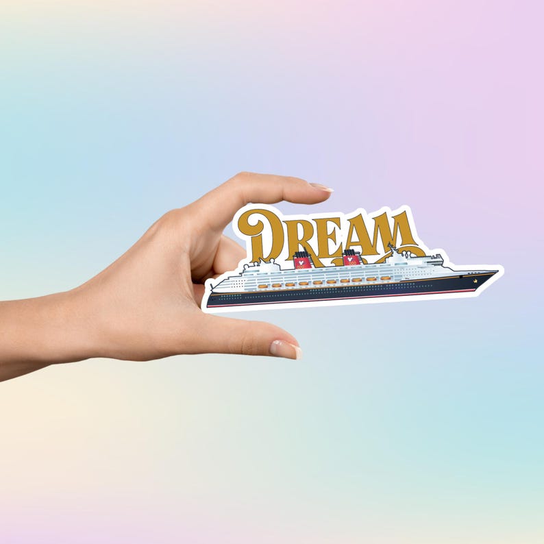 Puede incluir: Una pegatina con un dise&ntilde;o de crucero con la palabra "DREAM" en letras doradas. El barco es blanco con detalles en negro y rojo. La pegatina se sostiene sobre un fondo degradado pastel.