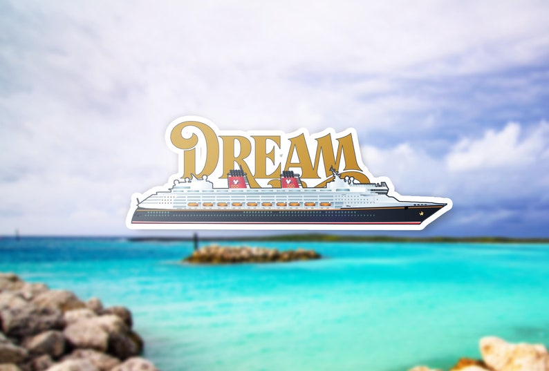 Puede incluir: Una pegatina con un crucero con la palabra "DREAM" en letras doradas. El barco es blanco con detalles en negro y rojo. El fondo es una imagen borrosa de una playa tropical con agua turquesa y un cielo nublado.
