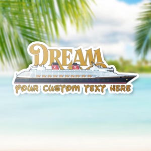 K&ouml;nnte beinhalten: Ein wei&szlig;er Aufkleber mit einem gezeichneten Kreuzfahrtschiff und dem Wort "DREAM" in goldenen Buchstaben. Der Text "YOUR CUSTOM TEXT HERE" befindet sich unter dem Schiff.