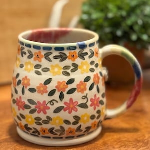 Handgjord keramisk mönster blommig quiltad blommor målad mugg kaffekopp keramikgåva