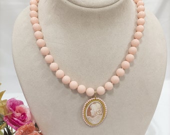 Collier camée, collier pâte de corail, collier femme, cadeau pour elle, collier élégant, collier rose, collier perles