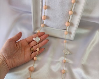Collana lunga con perle rosa e perle naturali