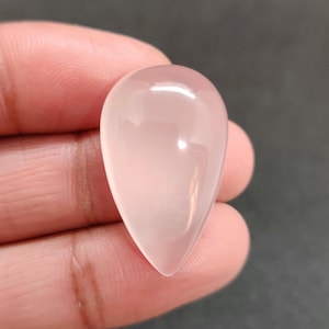 Cabochon di quarzo rosa naturale a forma di pera, 28x17x9 mm. 27 carati. Pietra preziosa sciolta in quarzo rosa per ciondolo ad anello, dimensioni della pietra per gioielli.