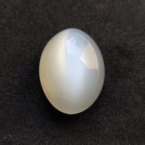 Pierre de lune blanche naturelle flashy, 45,90 cts, 28 x 20 x 12 mm. Cabochon Pierre de lune Pierre de naissance de forme ovale Pour la taille d'une bague Pierre de bijouterie.