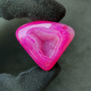 roze druzy-agaat druzy cabochon edelsteen, 45 x 40 x 8 mm. 92,20 kt. Uniek ontwerp gestreepte druzy agaat handgemaakte Poolse edelsteen voor hanger.