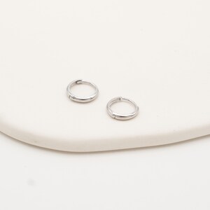 Brincos huggies de ouro maciço 14k, design simples, fechamento OneTouch, par de 2 peças para mulheres, piercing de lóbulo, amarelo, branco, ouro rosa