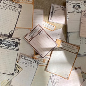 Puede incluir: Una colección de etiquetas de botica vintage con texto escrito a mano y bordes decorativos. Las etiquetas están impresas en papel color crema con tinta negra. Las etiquetas presentan los nombres de varios negocios, incluyendo "Rogers & Todd, City Drug Store", "W. Hutchinson, Mission Drug Store" y "J.E. Cole, Druggist and Apothecary".