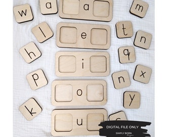 Peut inclure: Puzzle d'alphabet en bois avec des tuiles et des cadres de lettres. Les lettres comprennent a, e, i, o, u, w, h, p, k, l, t, n, q, m, x, y. Le texte "DIGITAL FILE ONLY" et "SIMPLY BORN" est imprimé en bas de l'image.