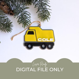 Può includere: Ciondolo natalizio a forma di camion ribaltabile giallo con il nome "COLE" stampato in bianco sul lato. Il ciondolo è tagliato al laser ed è pronto per essere assemblato.
