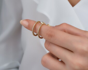 Orecchini a cerchio Huggie in zirconia cubica placcati in metallo