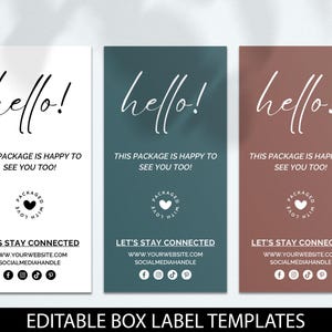 Op de afbeelding: Drie bewerkbare dooslabel sjablonen met de tekst "hello!" in wit op een teal, wit en bruin achtergrond. De tekst "This package is happy to see you too!" staat onder de begroeting. Elk label heeft een cirkel met de tekst "packaged with love" en een hart in het midden. De tekst "Let's stay connected" staat onder de cirkel, gevolgd door een website-adres en social media-iconen.