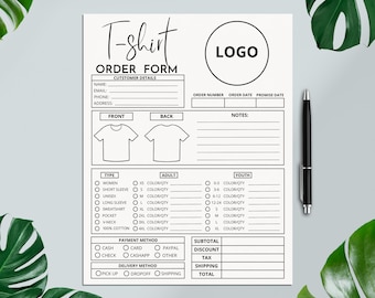 Puede incluir: Formulario de pedido de camiseta en blanco y negro con un logotipo, detalles del cliente, secciones de diseño frontal y posterior, opciones de tamaño y color, métodos de pago y entrega, y una sección de subtotal, descuento, impuestos, envío y total.