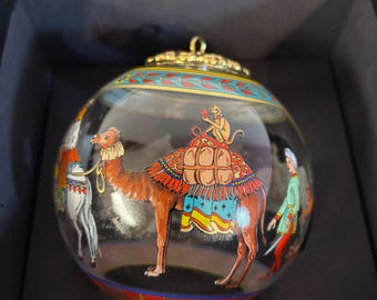 Adorno navideño ROSENTHAL VERSACE - Bola de cristal pintada a mano - Escena de procesión navideña - Dorado en oro de 24 quilates - Nuevo en caja con etiquetas