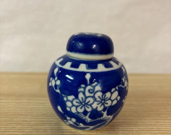 Pequeño tarro de cerámica de color azul y blanco para jengibre, diseño de crisantemos de los años 80