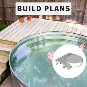 Puede incluir: Imagen de una piscina de tanque con una cubierta de madera y escaleras. El texto "BUILD PLANS" se muestra en la parte superior. La piscina tiene forma redonda y está llena de agua. Dos flotadores de flamenco rosa están en el agua.