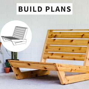 Può includere: Una sedia a sdraio in legno con schienale e seduta a doghe, costruita in legno chiaro. La sedia è angolata e ha un design moderno. Le parole "BUILD PLANS" sono visualizzate sopra la sedia.