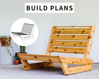 Könnte beinhalten: Eine Holzliege mit Lattenrücken und Sitzfläche, aus hellem Holz gefertigt. Der Stuhl ist abgewinkelt und hat ein modernes Design. Die Worte "BUILD PLANS" werden über dem Stuhl angezeigt.