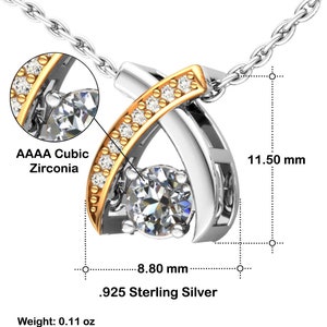 Pode incluir: Um colar de prata e ouro com um pingente de zirc&ocirc;nia c&uacute;bica. O pingente mede 8,80 mm de largura e 11,50 mm de altura. O colar &eacute; feito de prata de lei 925 e pesa 0,11 oz.