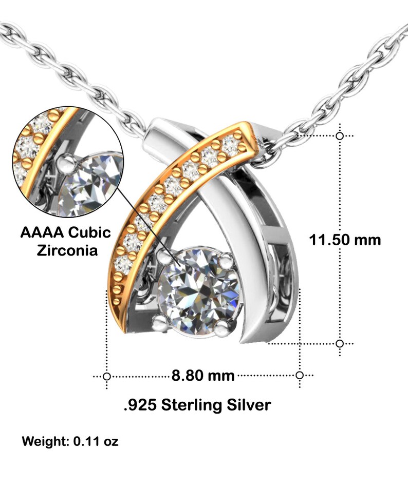 Pode incluir: Um colar de prata e ouro com um pingente de zirc&ocirc;nia c&uacute;bica. O pingente mede 8,80 mm de largura e 11,50 mm de altura. O colar &eacute; feito de prata de lei 925 e pesa 0,11 oz.