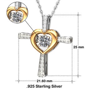 K&ouml;nnte beinhalten: Eine Halskette mit einem Anh&auml;nger aus Silber und Gold in Form eines Herz-Kreuzes. Das Kreuz ist mit kubischen Zirkonia-Steinen verziert. Der Anh&auml;nger misst 21,60 mm x 25 mm und ist aus 925er Sterlingsilber gefertigt. Die Halskette wiegt 0,14 Unzen.