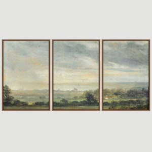 Pu&ograve; includere: Un set di tre dipinti di paesaggio incorniciati con una tavolozza di colori tenui. I dipinti raffigurano una scena rurale con colline ondulate, alberi e un cielo nuvoloso.