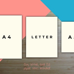 K&ouml;nnte beinhalten: Drei wei&szlig;e Papierb&ouml;gen mit dem aufgedruckten Text "A4", "LETTER" und "A5". Die B&ouml;gen liegen auf einer Holzoberfl&auml;che mit einem rosa und blauen Hintergrund.