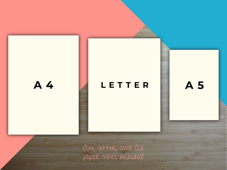 K&ouml;nnte beinhalten: Drei wei&szlig;e Papierb&ouml;gen mit dem aufgedruckten Text "A4", "LETTER" und "A5". Die B&ouml;gen liegen auf einer Holzoberfl&auml;che mit einem rosa und blauen Hintergrund.
